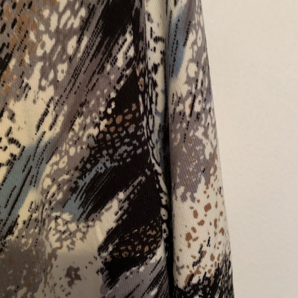 NWOT sweater, soft fabric, gorgeous colours. - Picture 3 of 4